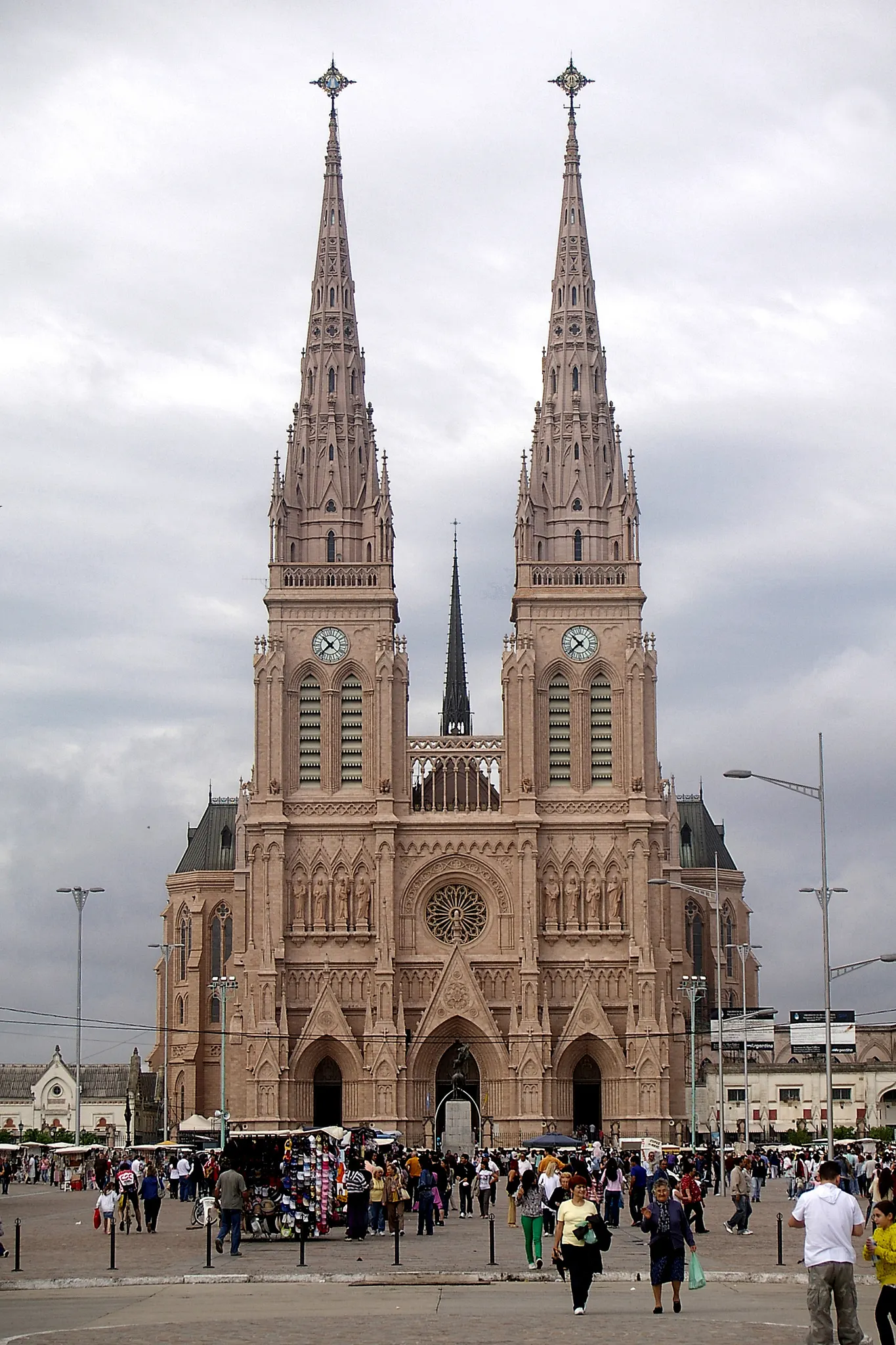 Vista fronta de la Basílica de Luján