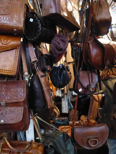 Carteras de cuero en el Mercado de San Telmo