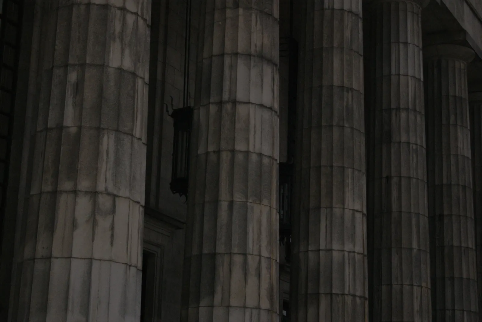 Columnas en la Facultad de Derecho
