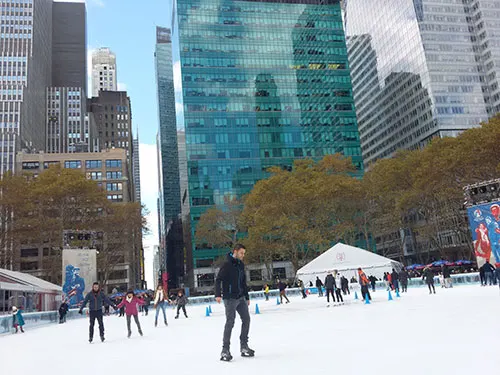Pista de Patinaje sobre hielo en Bryant Park (The Pond) - Foto de Andrea Hoare Madrid para Newyorkando