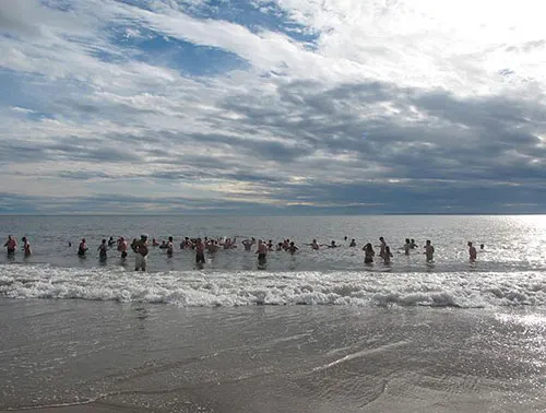 Gente participando en el Coney Island Polar Bear Club New Year's Day Plunge, un evento tradicional del Año Nuevo en Nueva York. Foto de Invertzoo (Own work) [CC BY-SA 3.0 (https://creativecommons.org/licenses/by-sa/3.0)], via Wikimedia Commons