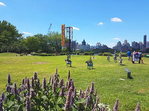 Vista del skyline de Manhattan y de las esculturas e instalaciones al aire libre en Socrates Sculpture Park en Long Island City, Queens - Foto de Andrea Hoare Madrid - Guía de Nueva York Newyorkando