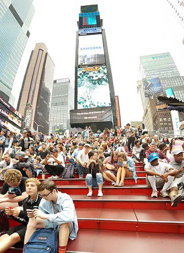 Escaleras rojas de Times Square - Foto de Andrea Hoare Madrid - Newyorkando