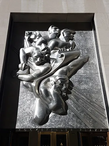 Escultura News de Isamu Noguchi sobre la entrada del edificio 50 Rockefeller Plaza - Foto de AHM