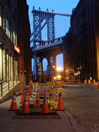 Vista del Puente de Brooklyn desde una calle de DUMBO - Otra de las atracciones más visitadas que ver en Nueva York - Foto de Andrea Hoare Madrid