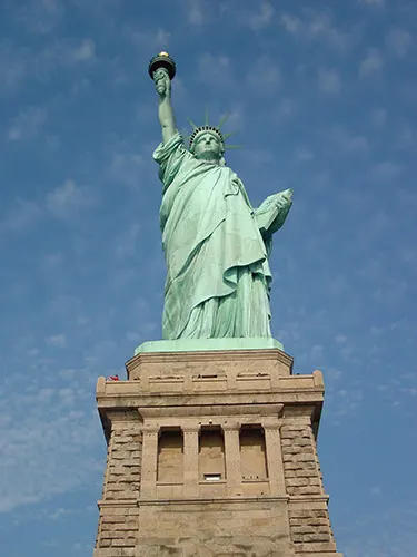 Vista frontal de la Estatua de la Libertad tomada desde la isla - Foto de AHM - Lista de las atracciones más importantes que ver en Manhattan