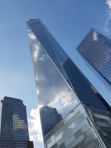 Vista del One World Trade Center, el rascacielos más alto de Nueva York, una de las visitas más importantes que ver en Manhattan - Foto de Andrea Hoare Madrid