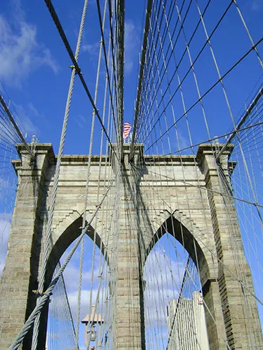 Torres centrales y cables del Puente de Brookyn, la principal atracción que ver en Brooklyn, Nueva York - Foto de Andrea Hoare Madrid