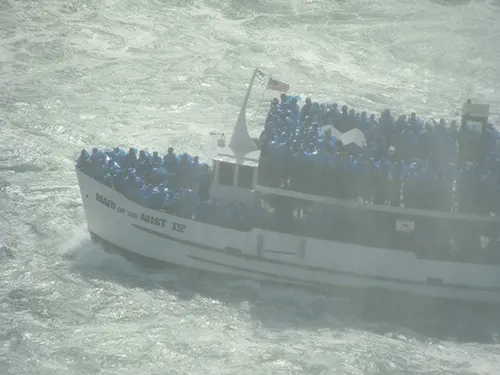 Tour a las Cataratas del Niágara desde Nueva York - Foto del barco Maid of the Mist de AHM
