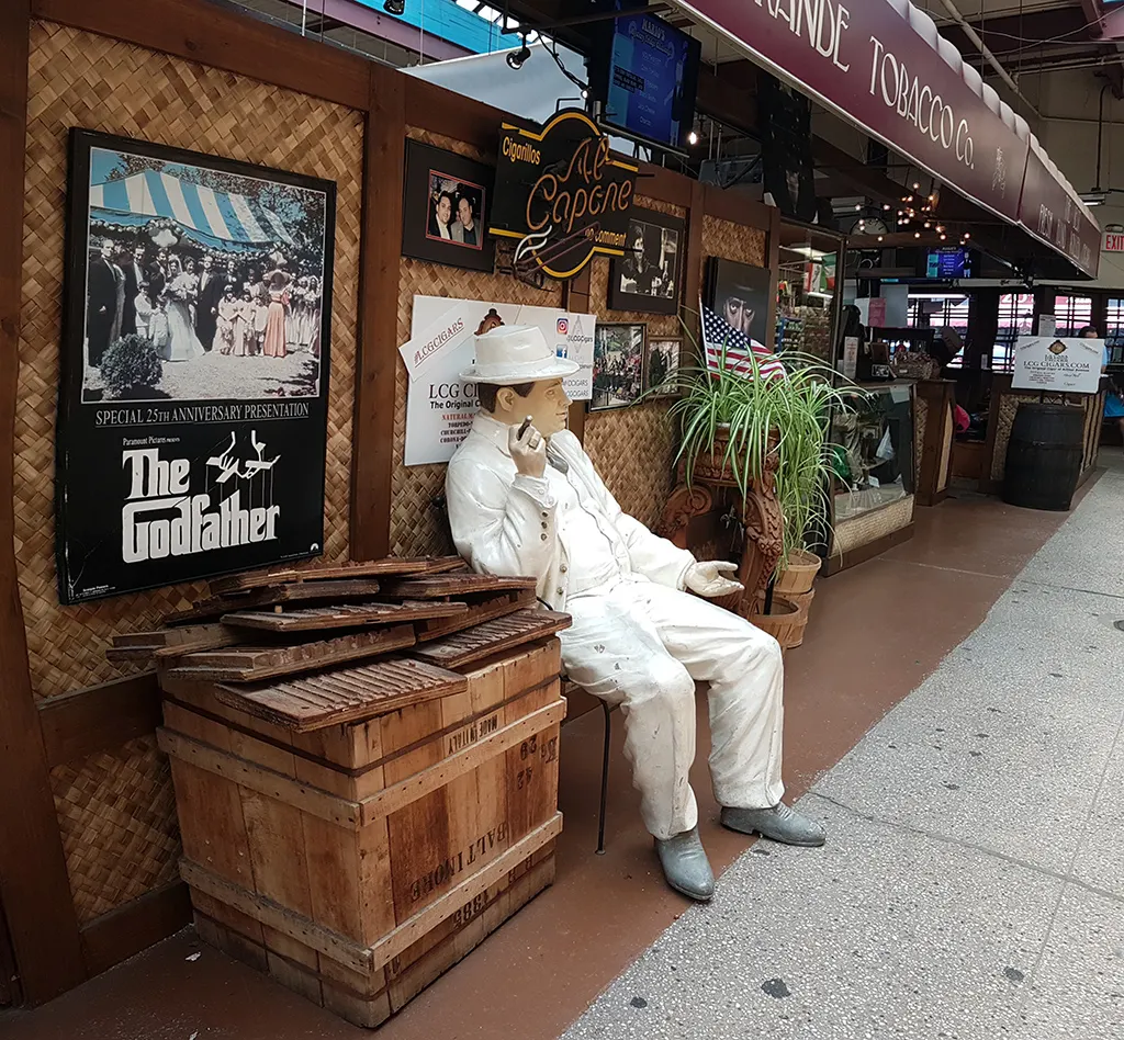 Maniquí de Al Capone de la Tienda de tabacos al interior del Mercado Arthurs Avenue del Barrio Belmont - La Pequeña Italia del Bronx - Foto de AHM