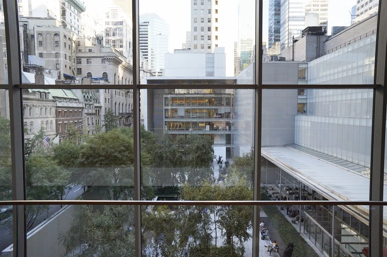 Vista desde ventanal del Museo de Arte Moderno de Nueva York de jrmrt - Dominio Público vía Pixabay https://pixabay.com/es/photos/el-museo-de-arte-moderno-moma-nyc-1807140/