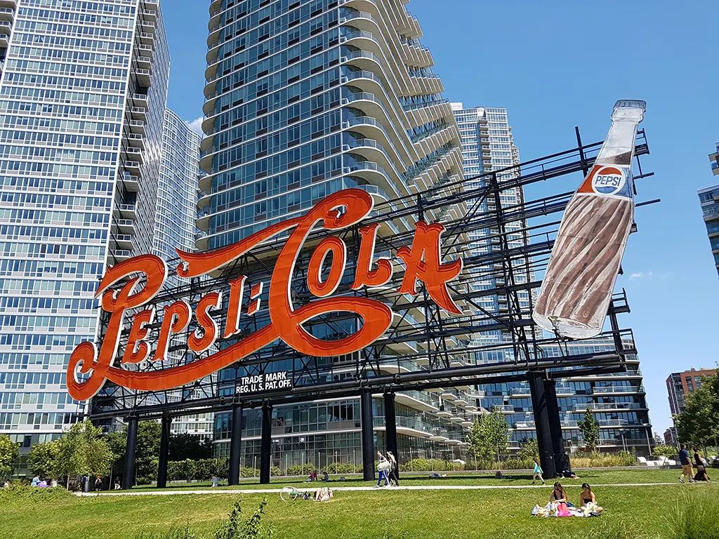 Letrero vintage de Pepsi Cola en el Gantry Plaza State Park en Long Island Queens - Guía de los barrios de Nueva York - Foto de Andrea Hoare Madrid