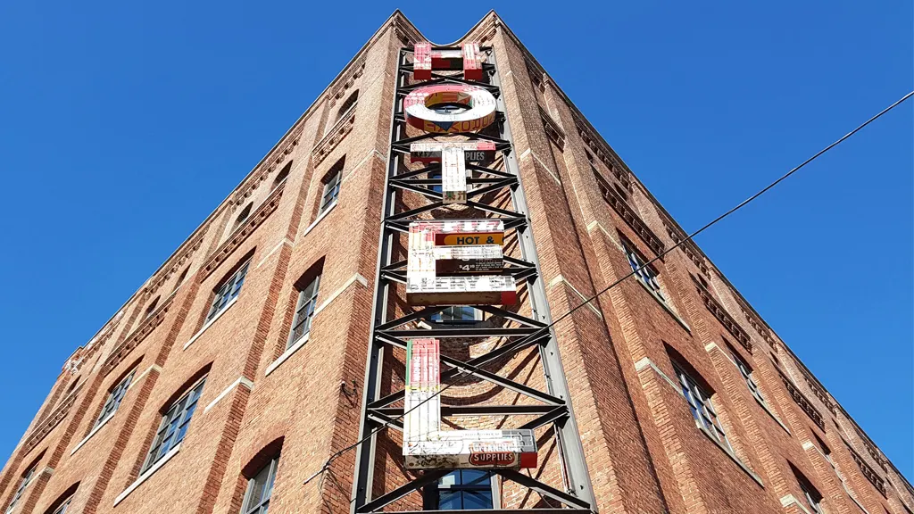 Guía para decidir dónde dormir en Nueva York - Foto de Andrea Hoare Madrid del letrero del Hotel Wythe en Willamsburg