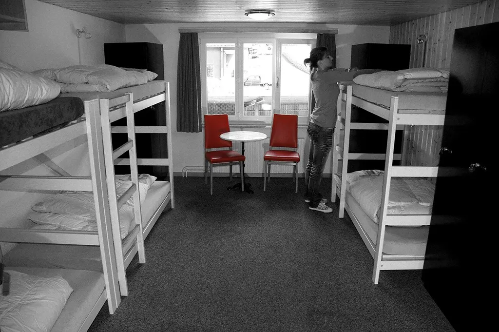 Foto de Gery de Dominio Público vía Pixabay, disponible en https://pixabay.com/es/photos/cama-habitaci%C3%B3n-hostel-142516/