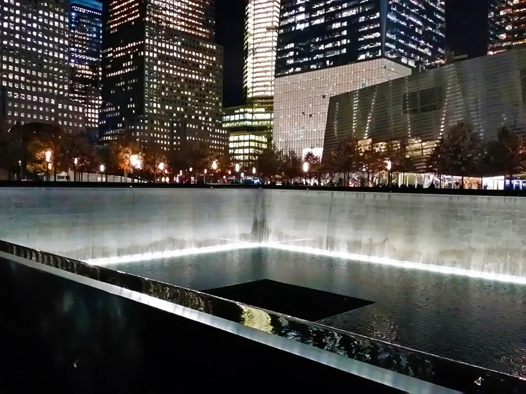 Pileta del memorial de las Torres Gemelas, Memorial del 9/11 en el World Trade Center en la noche - Foto de Andrea Hoare Madrid Ranking de los Monumentos de Nueva York más famosos