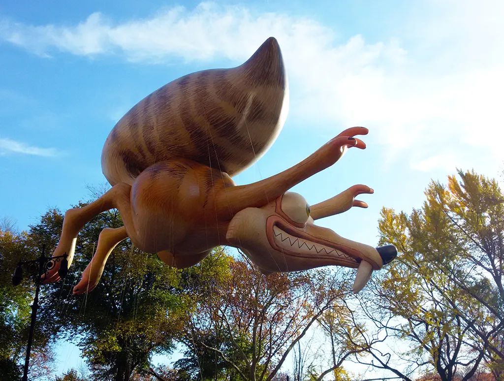 Globo de Scrat (ardilla-rata de la película animada La Era del Hielo) en el Desfile de Acción de Gracias en Nueva York (Thanksgiving) - Foto de Andrea Hoare Madrid