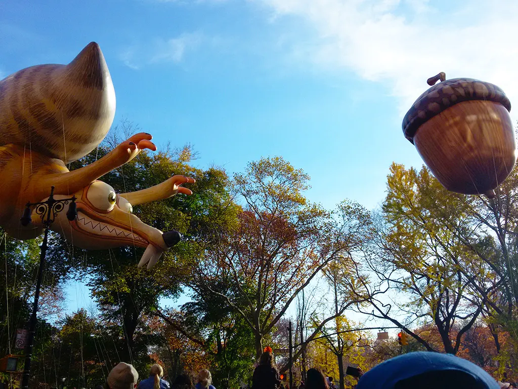 Globo de Scrat (personaje de la película animada la Era del Hielo) persiguiendo el globo de una bellota en el Desfile de Acción de Gracias de Nueva York organizado por macy's - Foto de Andrea Hoare Madrid