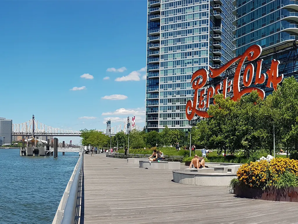 Paseo de madera del Gantry Plaza State Park junto al East River, en el barrio Long Island City de Queens. Foto de Andrea Hoare Madrid