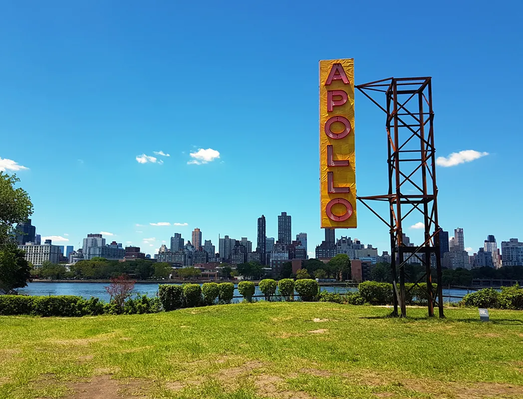 Letrero del Teatro Apollo en el Socrates Sculpture Park de Long Island City en Queens - Foto de AHM