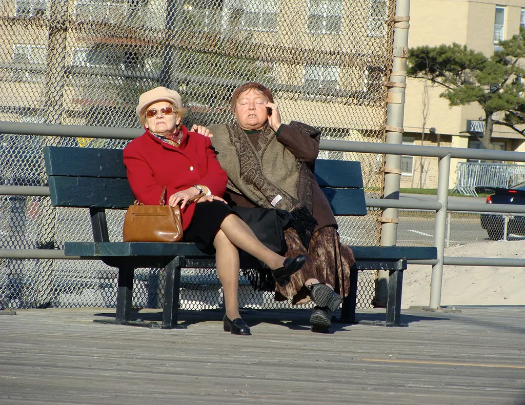 Babushkas tomando sol en el boardwalk de Brighton Beach - Foto de AHM