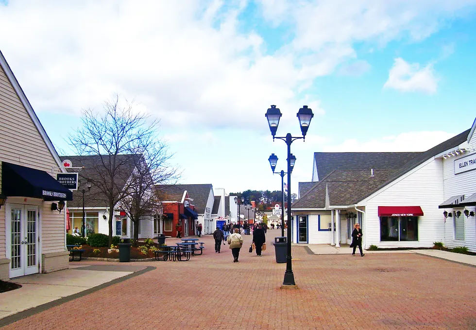 Woodbury Commons Premium Outlets - Foto de Daniel Case / CC BY-SA (https://creativecommons.org/licenses/by-sa/3.0/) - https://commons.wikimedia.org/wiki/File:Woodbury_Commons_promenade.jpg