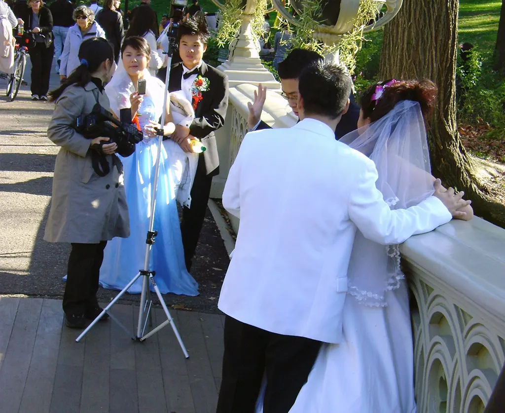 Recién casados realizando una sesión de fotos en el Bow Bridge de Central Park de Nueva York - Foto de AHM