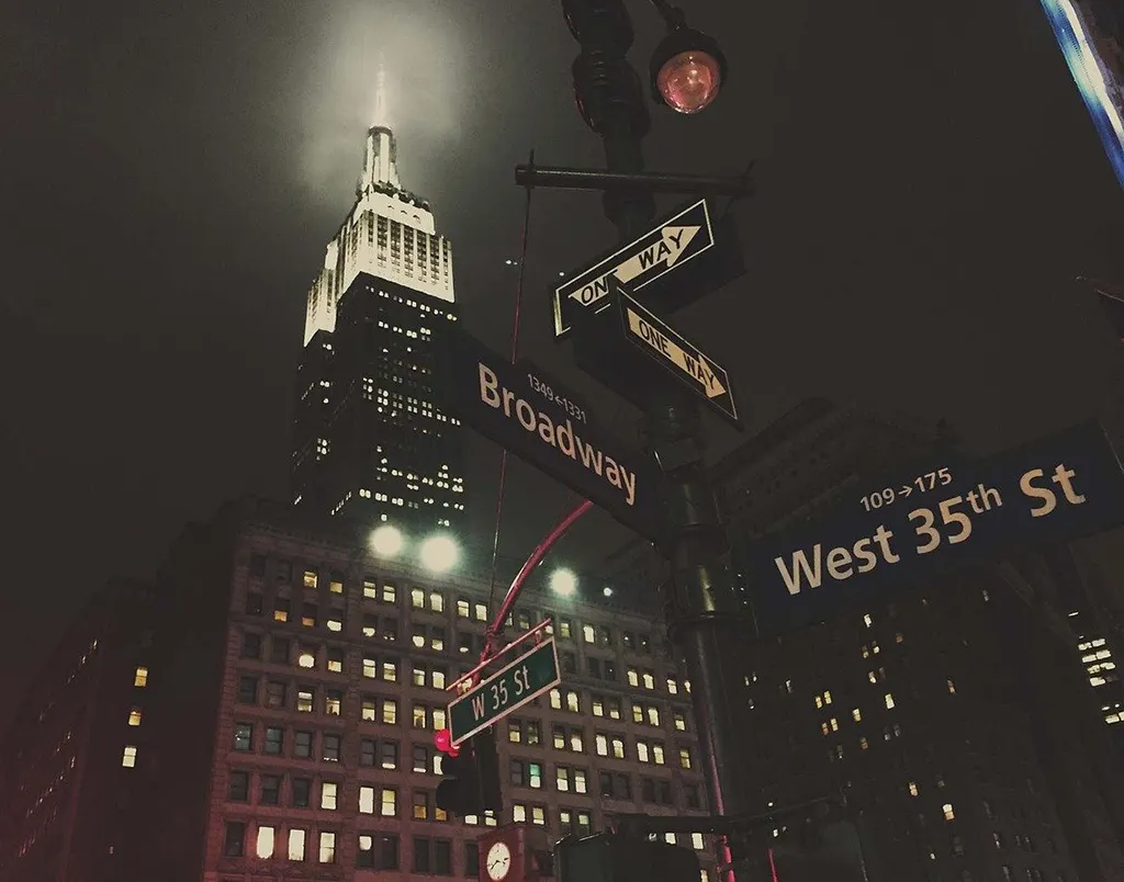 Empire State iluminado visto desde la intersección de las calles Broadway y 35 - Foto de StockSnap, Dominio Público, vía Pixabay disponible en https://pixabay.com/es/photos/empire-state-building-arquitectura-926893/ Pueden pasar el Año Nuevo en Nueva York en el observatorio del Empire State si compran la entrada con anticipación.