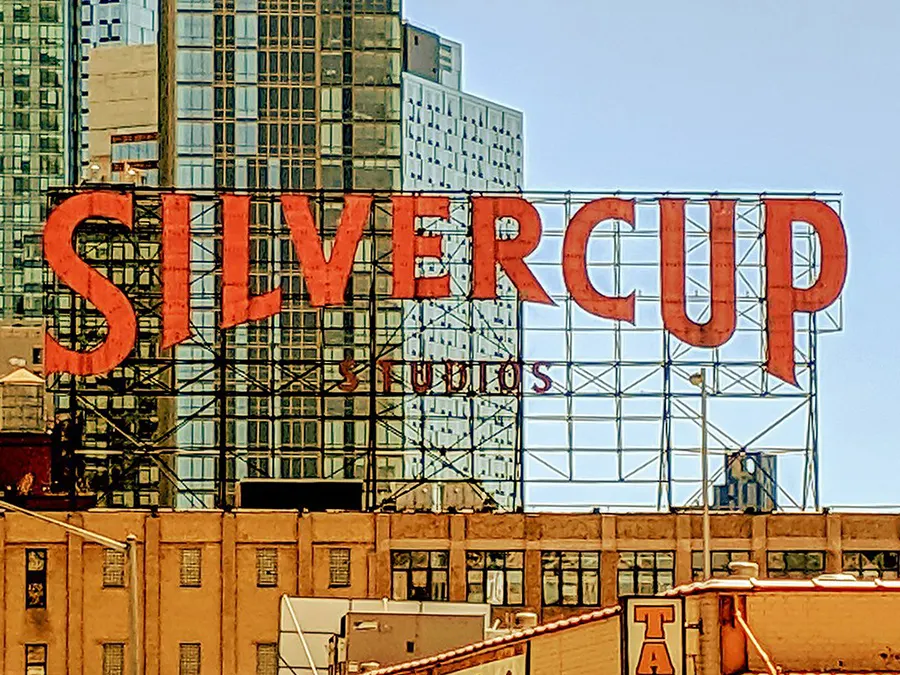 Foto del letrero de los Estudios Silvercu de CaptJayRuffins / CC BY-SA (https://creativecommons.org/licenses/by-sa/4.0), vía Wikimedia disponible en https://commons.wikimedia.org/wiki/File:Silvercup_sign_20190519_130130.jpg