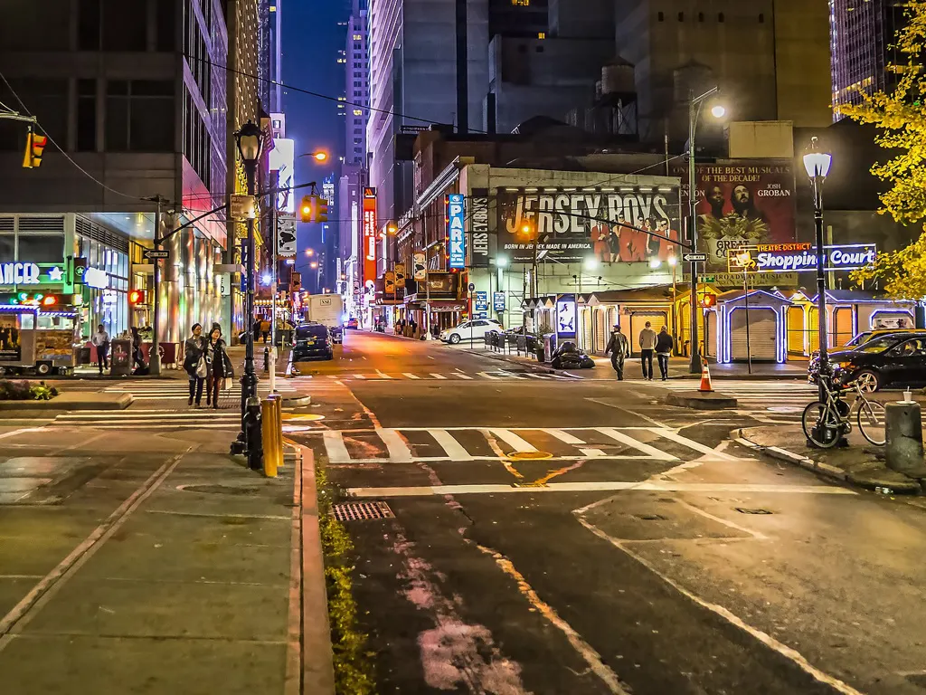 Calle de Hells Kitchen, barrio de Midtown West Manhattan - Foto de BruceEmmerling con licencia de Dominio Público, vía Pixabay disponible en https://pixabay.com/es/photos/calle-ciudad-por-carretera-3346025/