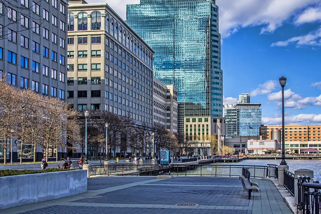 Paseo junto a río Hudson en Jersey City, foto de BruceEmmerling con Licencia de Dominio Público - Vía Pixabay disponible en https://pixabay.com/es/photos/jersey-city-r%C3%ADo-frente-al-mar-4147501/