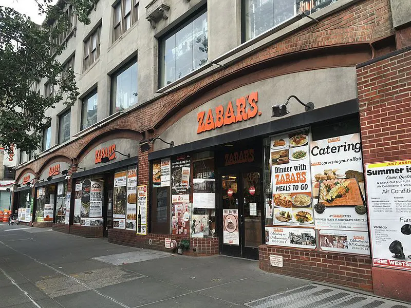 Foto de Zabars en el Upper West Side de Fuzheado / CC BY-SA (https://creativecommons.org/licenses/by-sa/4.0), vía Wikimedia disponible en https://commons.wikimedia.org/wiki/File:Zabars-2016-front-wide.jpg