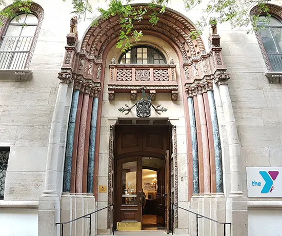 Entrada del West Side YMCA en un edificio gótico del Upper West Side - Foto de AHM - Uno de los hoteles céntricos y baratos en Nueva York recomendados por su excelente ubicación junto a Central Park.