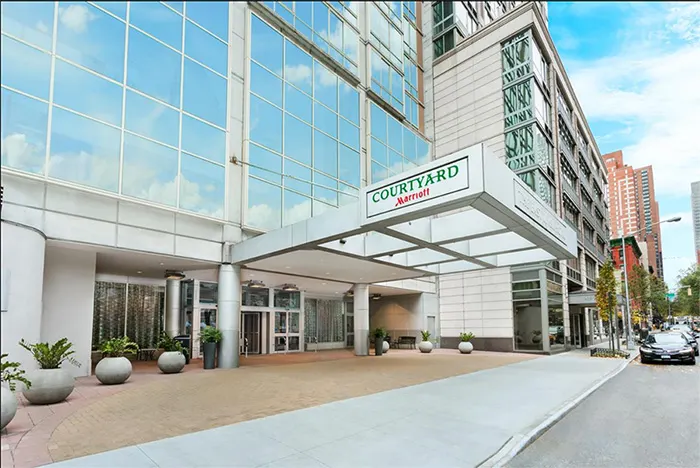 Foto entrada Hotel Courtyard Marriott del Upper East Side de Manhattan cortesía de Booking