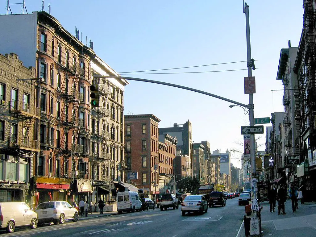 Foto de Postdlf / CC BY-SA (http://creativecommons.org/licenses/by-sa/3.0/) vía Wikimedia disponible en https://commons.wikimedia.org/wiki/File:East_Village_Second_Avenue.jpg