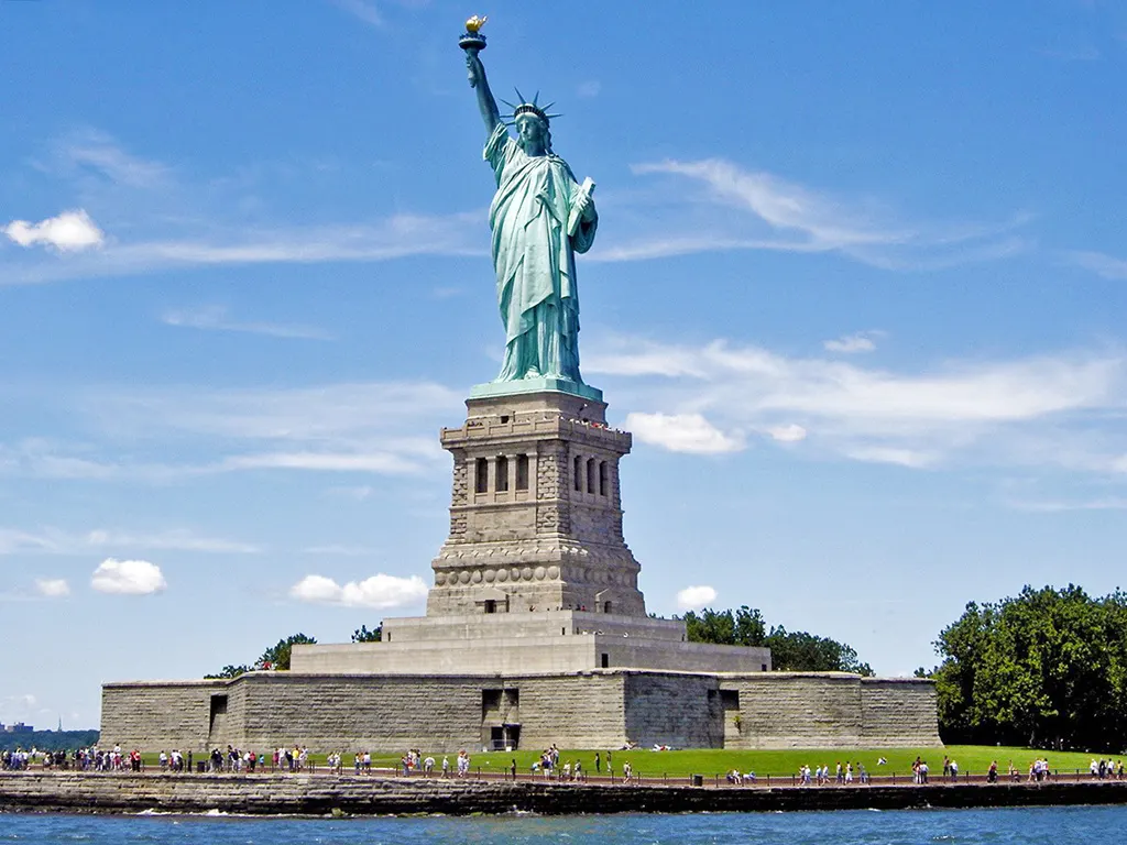 Estatua de la Libertad vista desde el ferry Statue Cruises, una de las atracciones más emblemáticas de Downtown Manhattan - Foto de Andrea Hoare Madrid