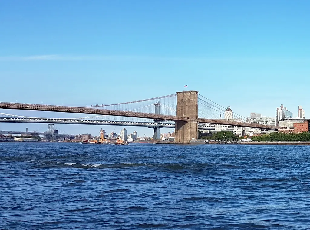 New York bridges linking Manhattan and Brooklyn: Brooklyn Bridge, Manhattan Bridge and Williamsburg Bridge - Photo by Andrea Hoare Madrid