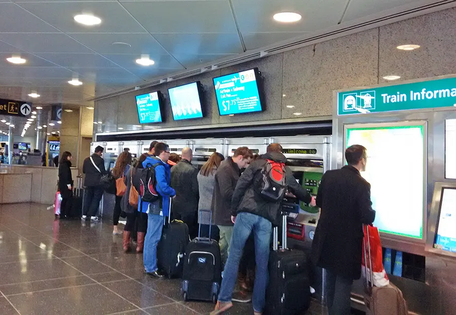 Máquinas automáticas de Metrocard y el tren LIRR en Jamaica Station - Foto de AHM