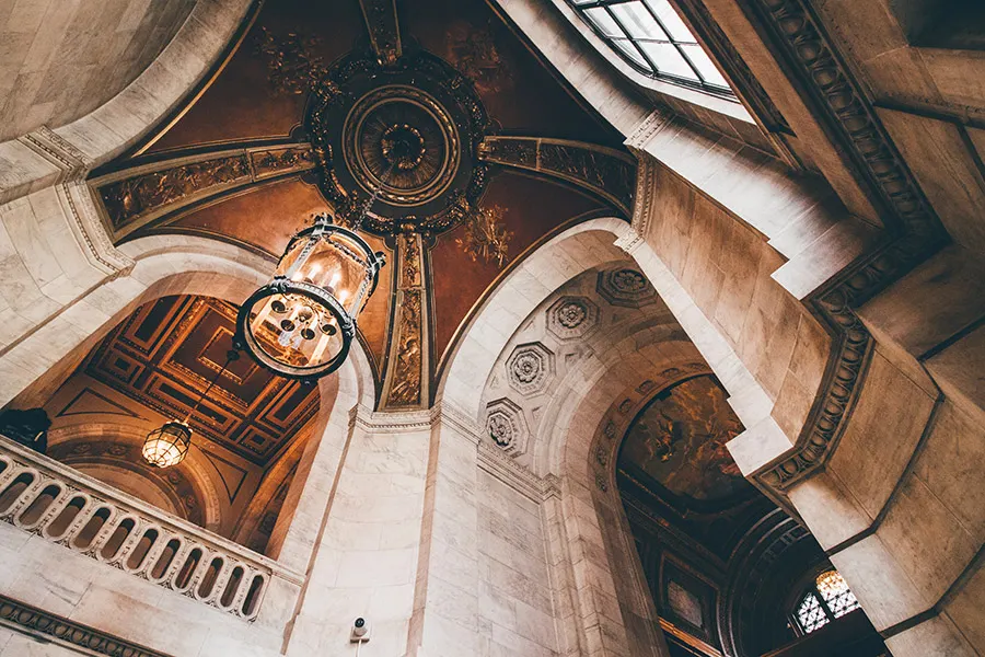 Detalle del techo del vestíbulo principal de la Biblioteca Pública de Nueva York - Foto de Cody Fitzgerald on Unsplash disponible en https://unsplash.com/photos/0dG0bMCTMbs