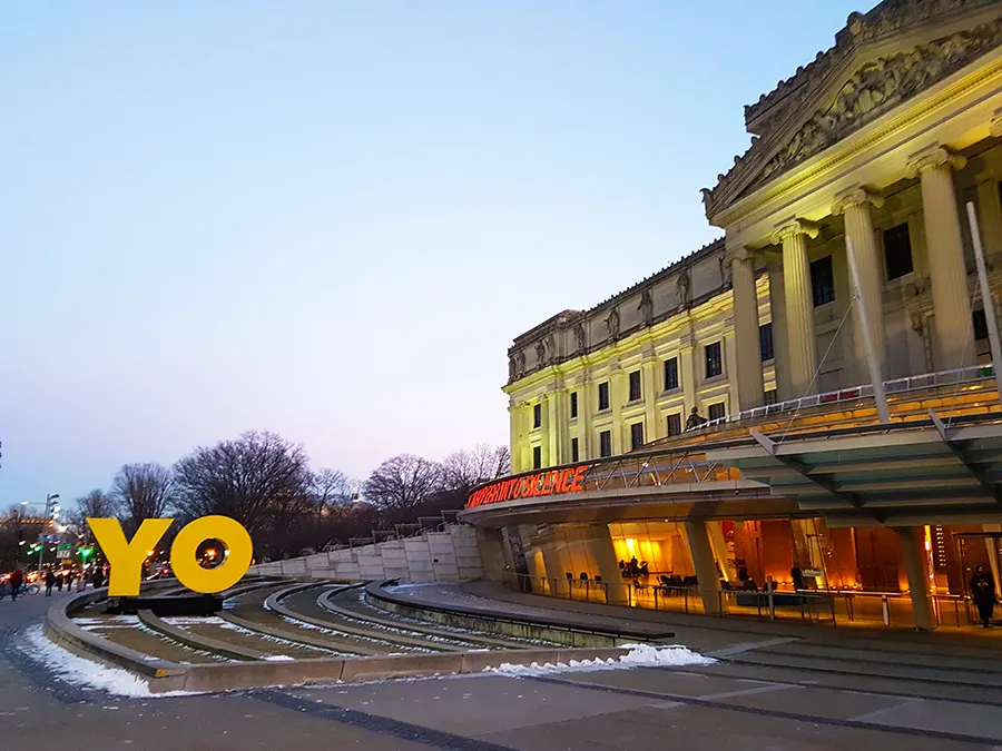 Ideas para pasar el invierno en Nueva York: visitar museos. En la foto entrada principal del Brooklyn Museum con nieve. Foto de Andrea Hoare Madrid