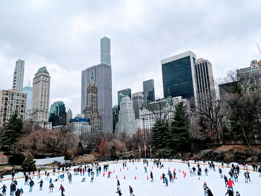Patinar sobre hielo en el Wollman Rink de Central Park en Nueva York. Foto de Ihor Dvoretskyi on Unsplash disponible en https://unsplash.com/photos/u6HB3DZYiaw