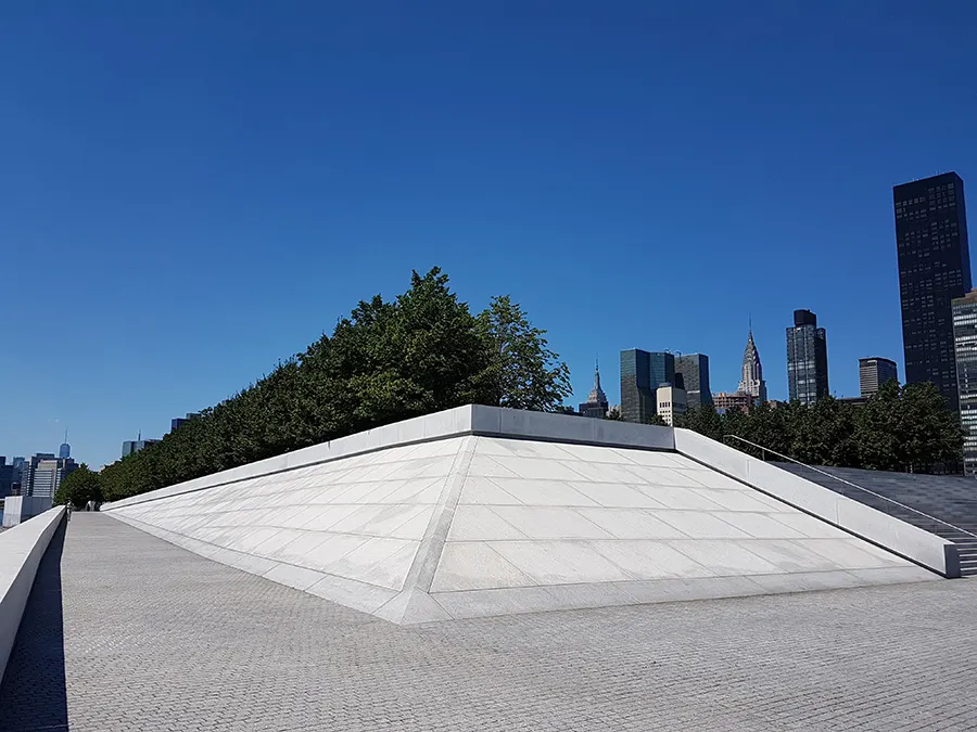Detalle de la Arquitectura del 4 Freedoms Park diseñado por Louis Kahn. Al fondo destaca el edificio Chrysler - Foto de Andrea Hoare Madrid