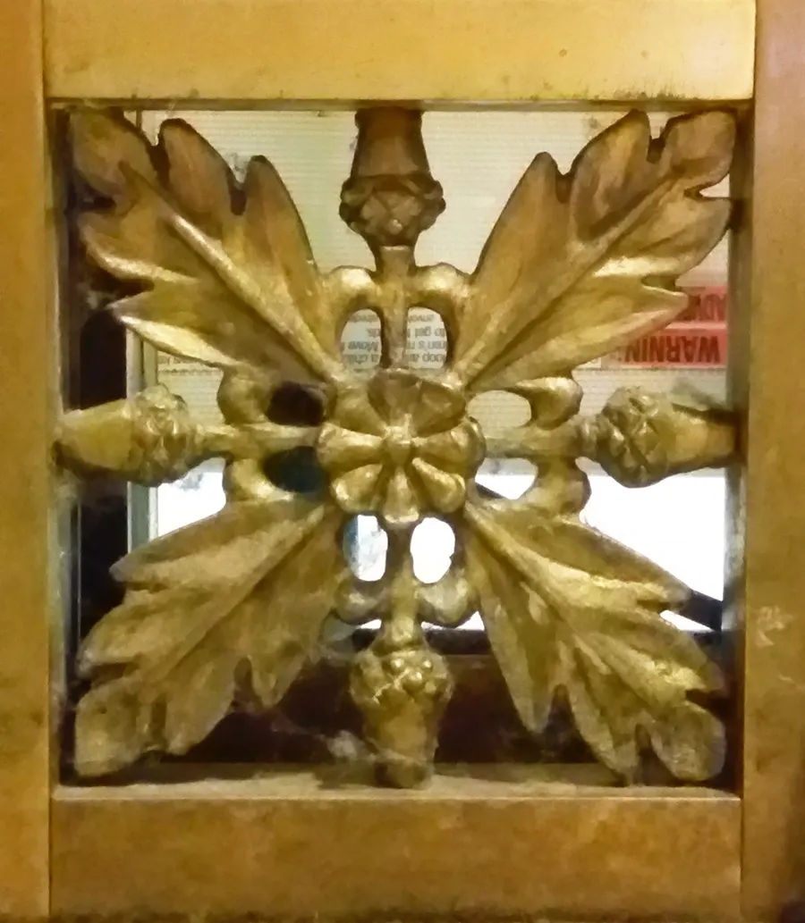 Adorno con las bellotas y las hojas de roble símbolos de la familia Vanderbilt, magnates encargados de la construcción de Grand Central Station de Nueva York - Foto de AHM