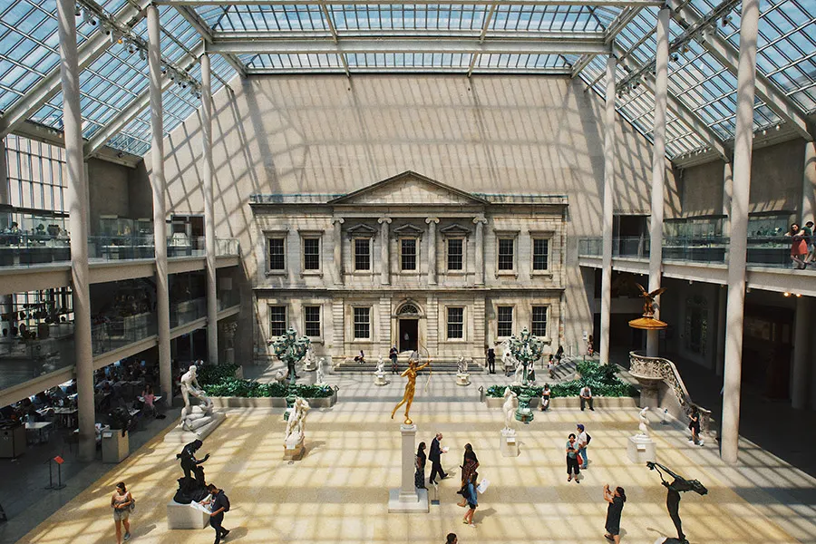 Galería con techo de cristal del MET - Foto de Robert Bye on Unsplash disponible en https://unsplash.com/s/photos/metropolitan-museum-of-art