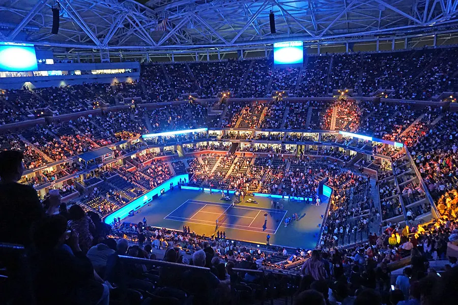 Interior del Arthur Ashe Stadium donde se realiza el US Open de Tennis - Foto de Sudan Ouyang on Unsplash disponible en https://unsplash.com/photos/J6DFFKBtxSk