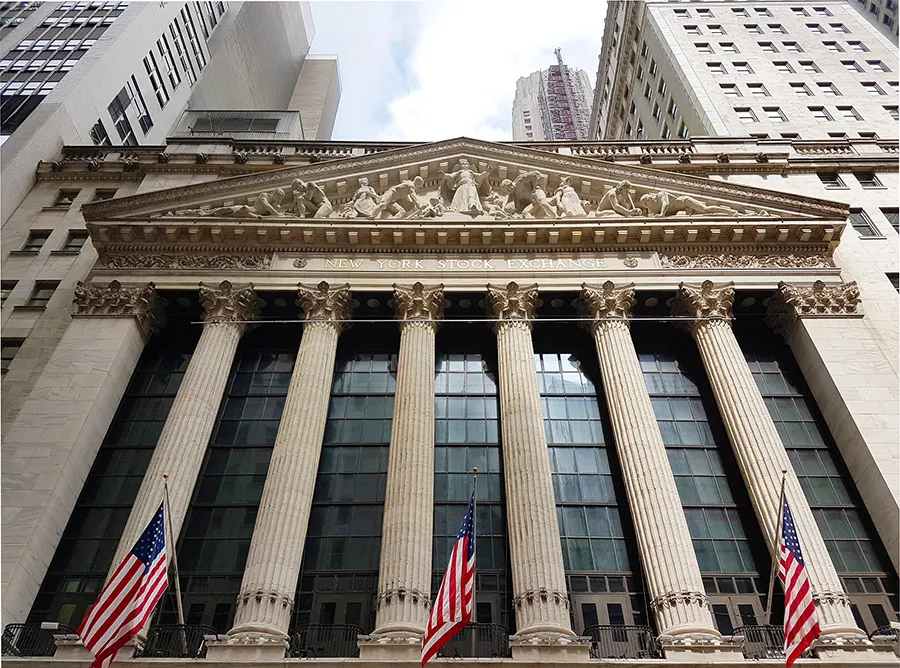 Facade of the New York Stock Exchange building with its American flags - Photo by Andrea Hoare Madrid - Financial District guide