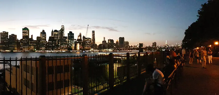 Personas viendo el atardecer sobre Manhattan desde Brooklyn Heights Promenade. Foto de AHM