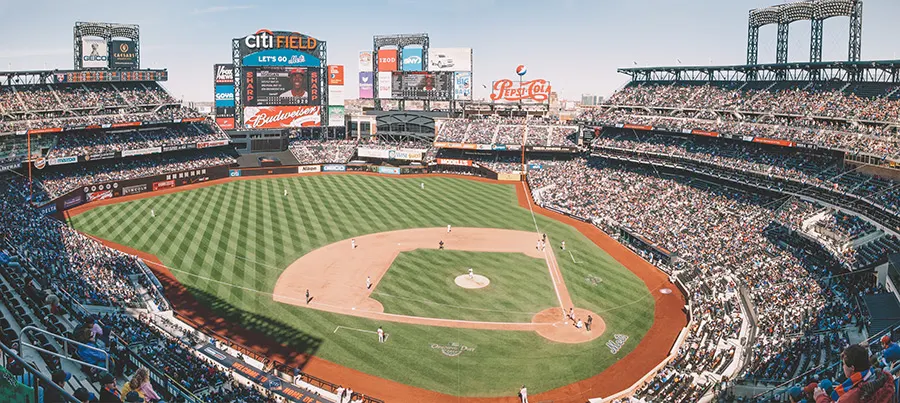 Campo de juego del Citi Field, Estadio de los Mets en Nueva York (en el Flushing Meadows Corona Park). Foto de Tomas Eidsvold en Unsplash