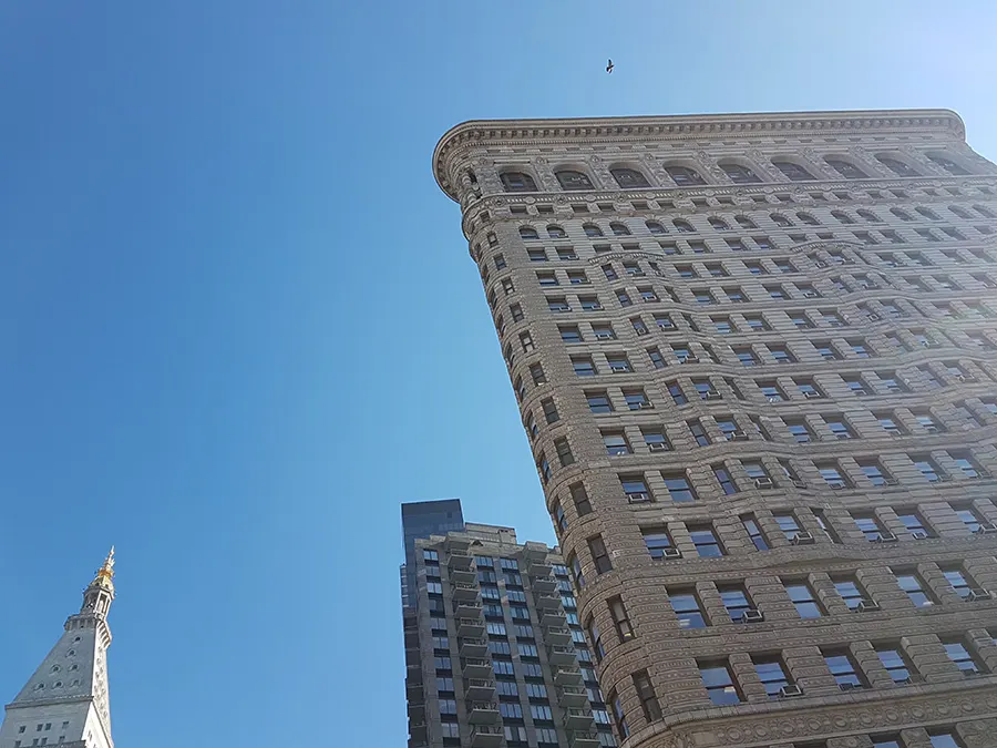 View of the Flatiron Building from Madison Square Park on a winter day. Starting point of the 7 days in New York itinerary - Photo by Andrea Hoare Madrid