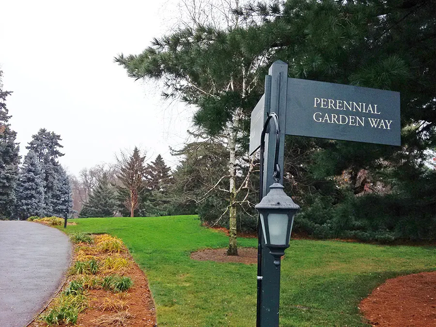 Letrero Perennial Garden Way en el Jardín de coníferas del New York Botanical Garden - Foto de Andrea Hoare Madrid