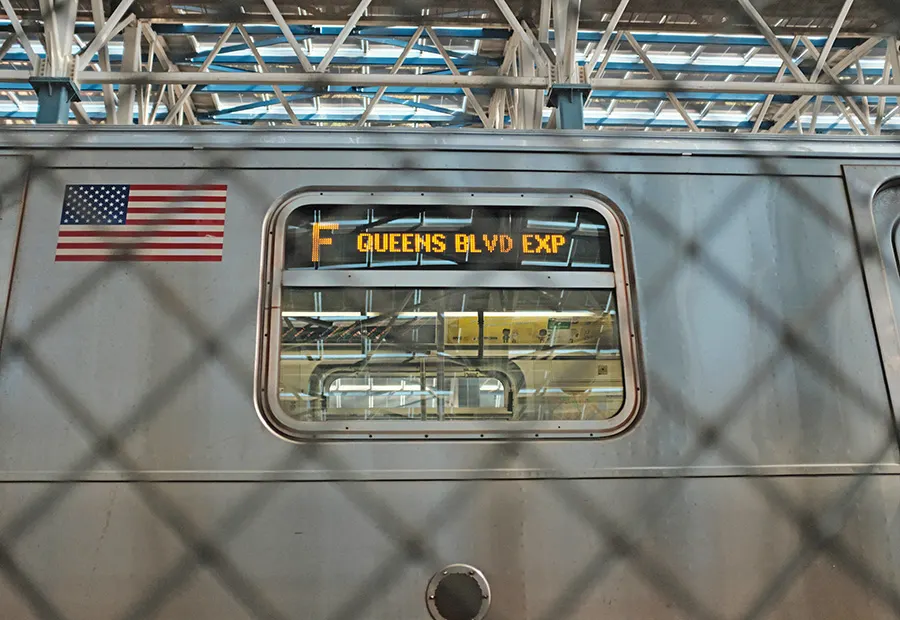 Letrero lateral de un tren del metro anunciando que es Express - Foto de Florian Rieder en Unsplash 